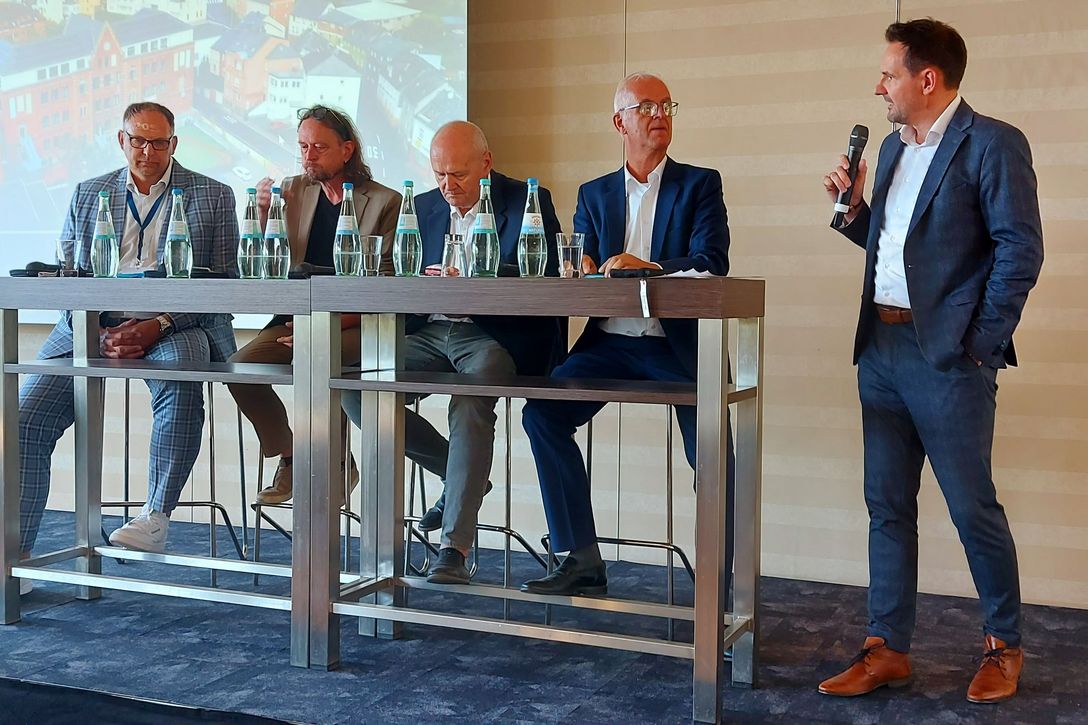 Dialogveranstaltung „Sichere Versorgung der Menschen in Rheinland-Pfalz“ mit (von links): Christian Grimm (bpa-Vorstandsmitglied), Prof. Manfred Hülsken-Giesler (Universität Osnabrück), Joachim Speicher (Leiter der Abteilung Soziales im MASTD), Bernd Meurer (bpa-Präsident und bpa-Landesvorsitzender RLP) sowie als Moderator Sven Wolfgram (bpa-Geschäftsführer und Geschäftsbereichsleiter ambulante Versorgung