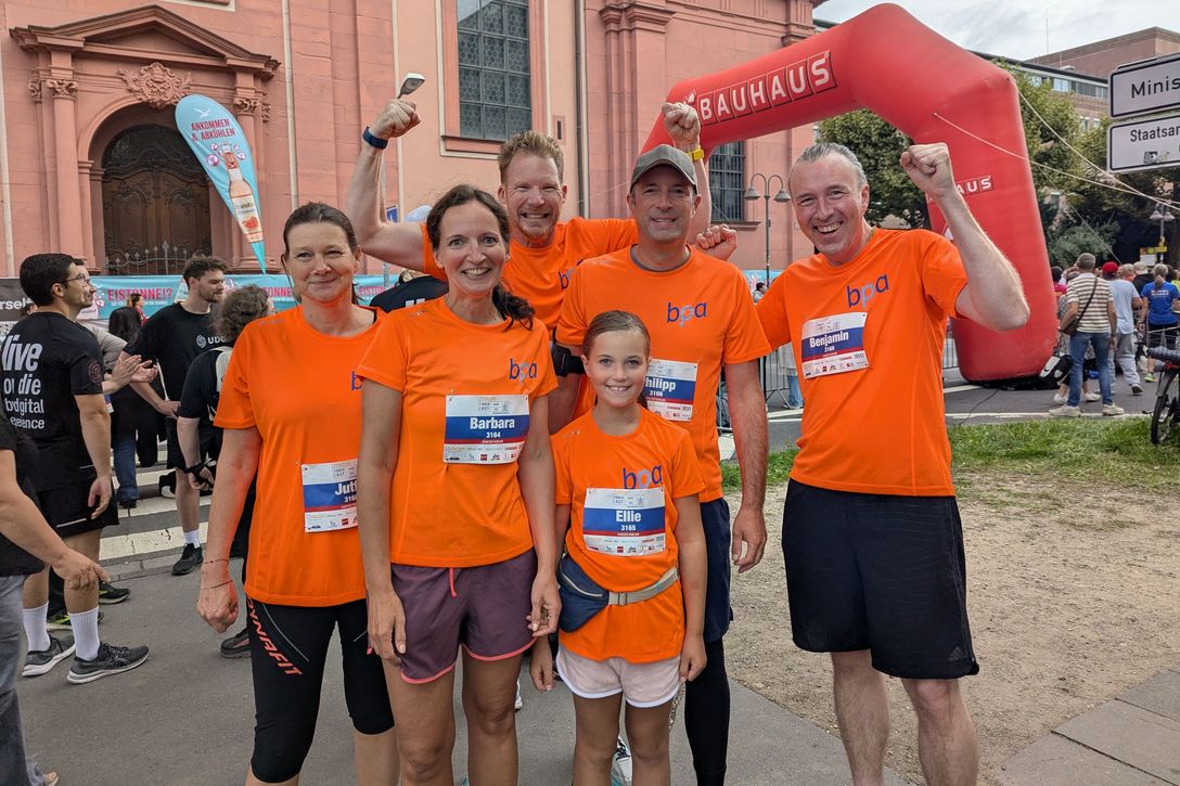 Beim Firmenlauf in Mainz mit vor der Partie (von links): Jutta Schier (Leiterin der bpa-Landesgeschäftsstelle), Barbara Goetsch (bpa-Landesreferentin), David Bohn (bpa-Vorstand), Ellie und Philipp Goetsch sowie Benjamin Wegner (bpa-Vorstand).