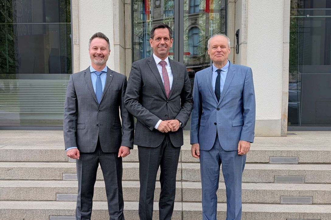 Vor der Niedersächsischen Staatskanzlei: Ministerpräsident Olaf Lies mit den bpa-Landesbeauftragten Björn Aselmeyer und Hinrich Ennen.