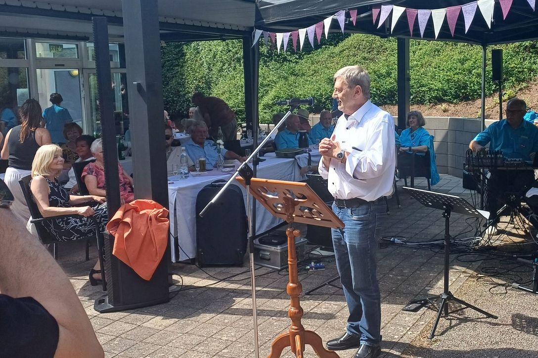 Jubiläumsfeier im Senioren- und Pflegeheim Elisabeth in Dudweiler: Volker Schmidt blickt in seiner Ansprache auf 40 Jahre als Heimleiter zurück. Als Vorstandsvorsitzender von 2019 bis 2023 hat Schmidt die Arbeit des Verbandes im Saarland maßgeblich geprägt.