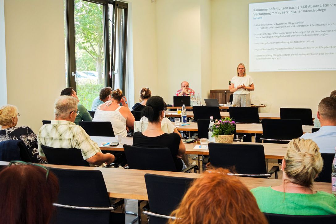 Janet Metz (Medizinischer Dienst Berlin-Brandenburg) informierte über Regelungen zu Qualitätsprüfungen in der häuslichen Krankenpflege und außerklinischen Intensivpflege. Links vorn: Uwe Mahrla (bpa-Landesreferent in Brandenburg)