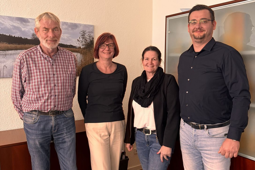 bpa-Landesvorsitzende Simone Leske (2. von links) und Sina Schönbrunn (MdL SPD) mit Michael Emmerich (links) und Patric Leske