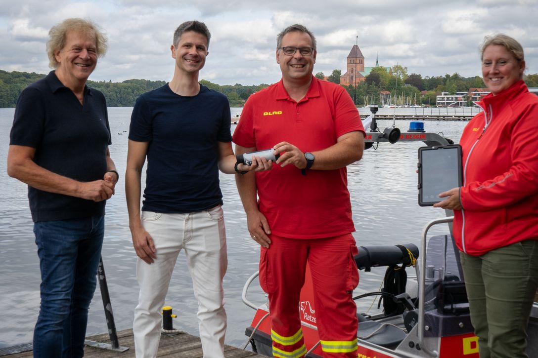 Freude über die neue Wärmebildkamera – ermöglicht durch die Spende des Pflegedienstes (von links): Detlef R. Pohl (Inhaber HorizontCare), Timon Kronenberg (Geschäftsleiter HorizontCare), Malte Allrich (Technischer Leiter DLRG Ratzeburg) und Daniela Heitmann (1. Vorsitzende DLRG Ratzeburg)