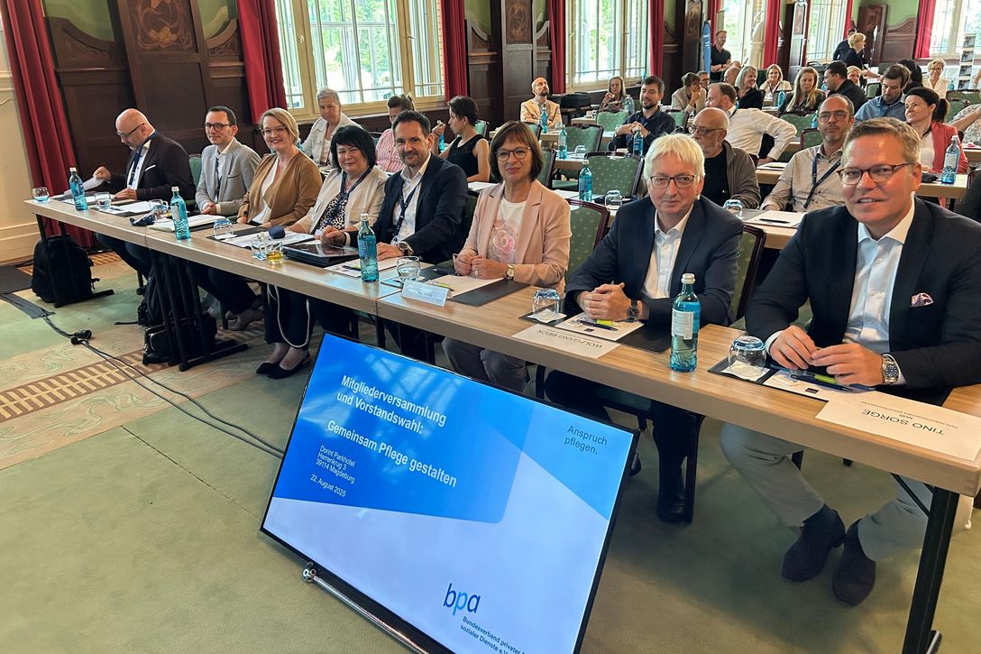 Blick auf die Gäste (1. Reihe, von links): Kai Schmidt (Geschäftsführung apm), Nico Kling (Geschäftsführer bpa-Servicegesellschaft), Gesa von dem Bussche (Geschäftsführerin bpa-Arbeitgeberverband), Margit Benkenstein (bpa-Vizepräsidentin), Sven Wolfgram (bpa-Geschäftsführer und Geschäftsbereichsleiter ambulante Versorgung), Sabine Kösling Vorsitzende bpa-Landesgruppe Sachsen-Anhalt), Wolfgang Beck (Staatssekretär Sozialministerium Sachsen-Anhalt) und Tino Sorge (MdB, Parlamentarischer Staatssekretär im Bundesministerium für Gesundheit)