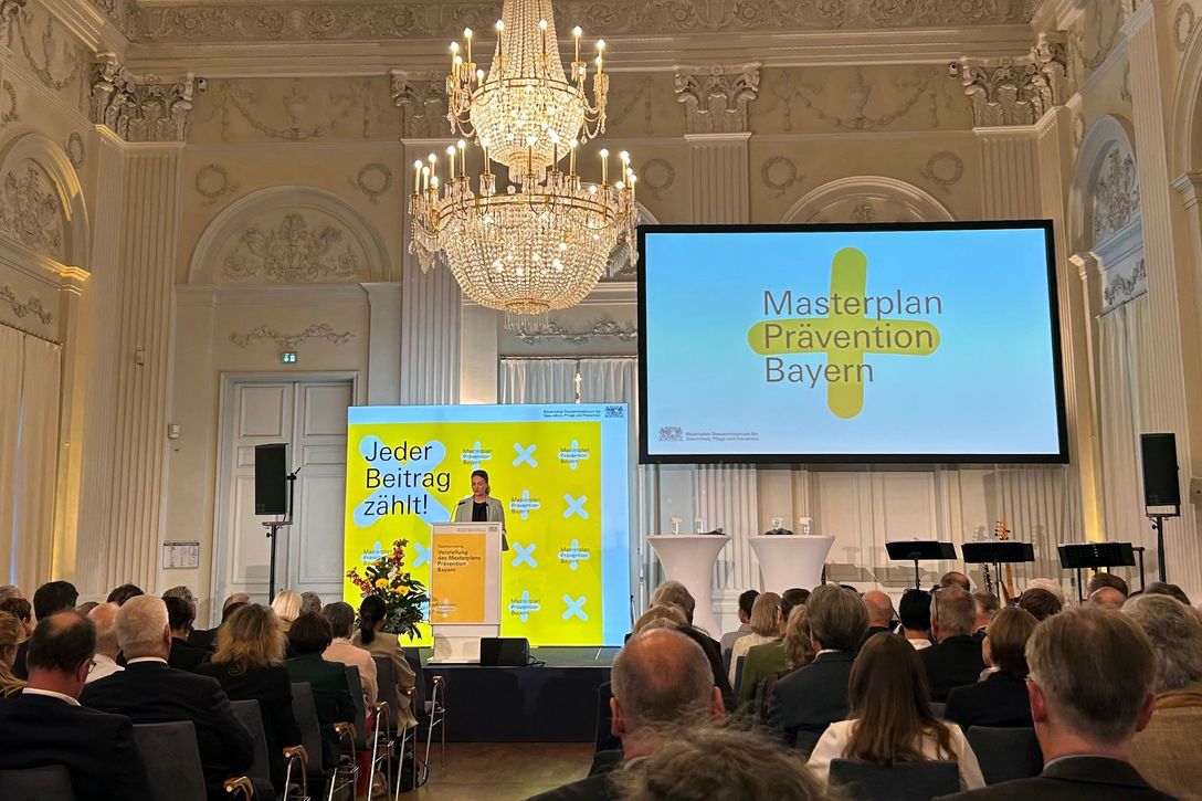 Staatsministerin Judith Gerlach stellte den Masterplan Prävention Bayern im vollbesetzten Max-Joseph-Saal in der Residenz München vor