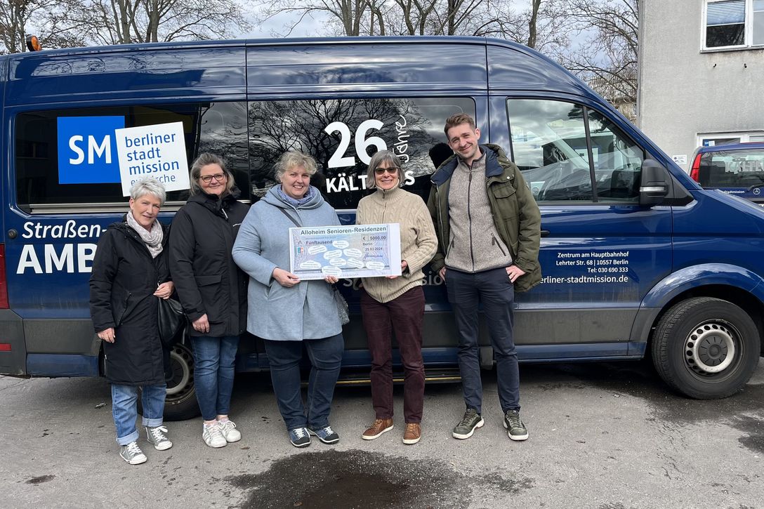 Ilona Kirchmeier, Einrichtungsleiterin Alloheim SR Schwyzer Straße, überreicht den Scheck an Karen Holzinger, Fachbereichsleiterin Wohnungslosenhilfe der Berliner Stadtmission